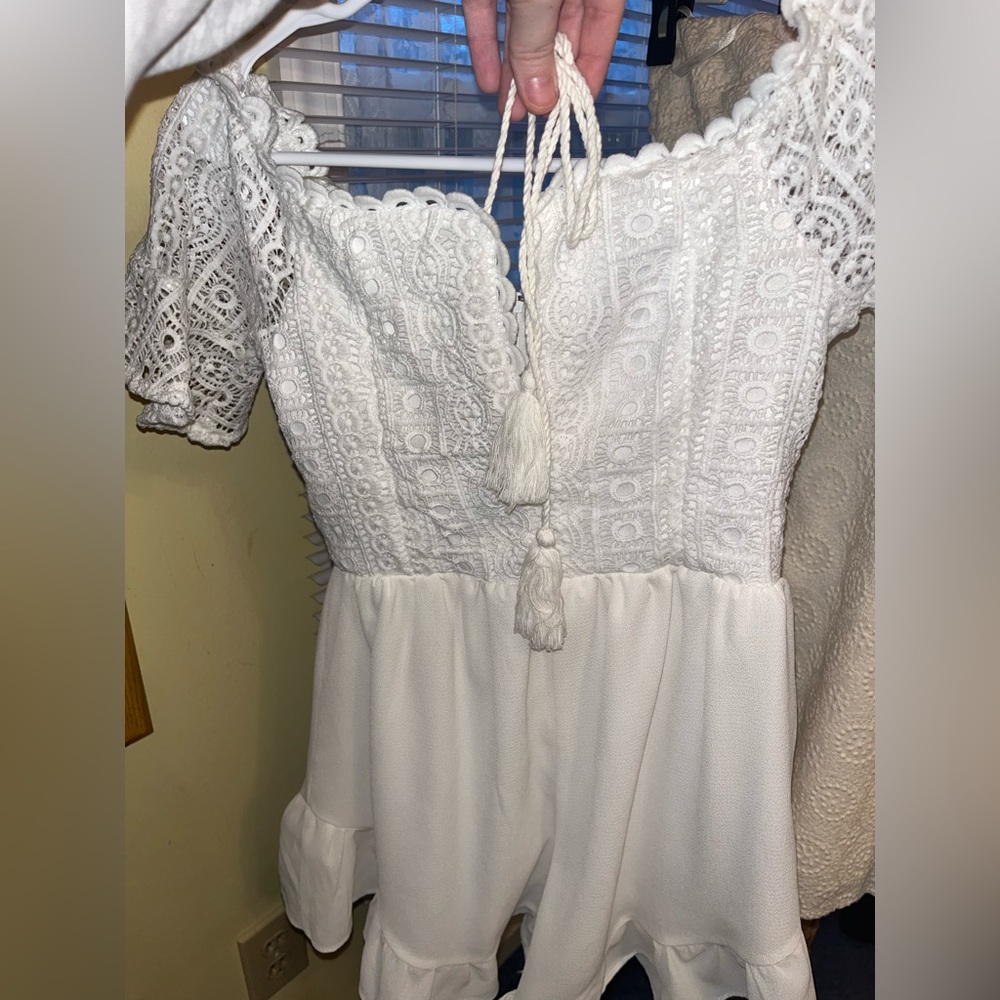 White Romper- size Small- **NEVER WORN** - Picture 3 of 5